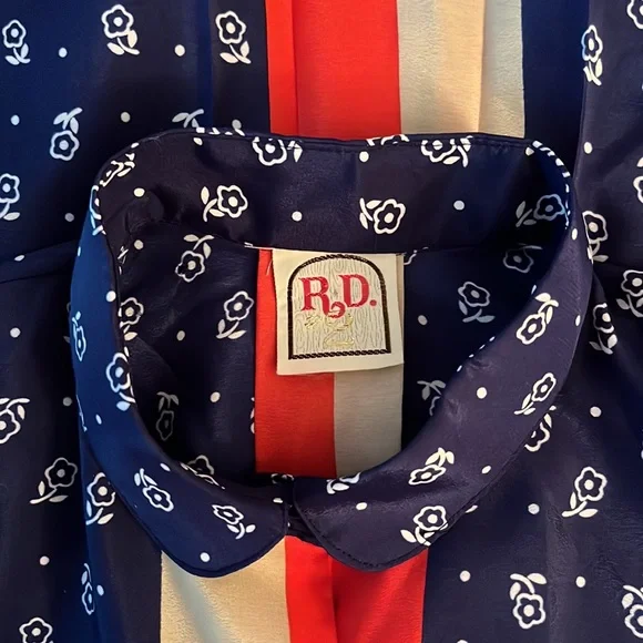 VINTAGE RD#2 floral blouse. Red, white, blue. Size medium - Picture 3 of 3